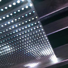 Wysoce przezroczysty ekran LED P10.41 Pełny kolor na centrum handlowym Szklaną fasadą