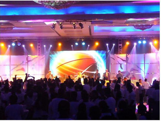 Wypożyczalny ekran LED P1.5 do użytku wewnętrznego, wyświetlacz LED o wysokiej rozdzielczości, rozmiar szafki koncertowej 640mm x 640mm