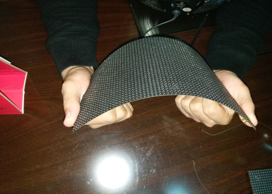 Dobra cena Wewnętrzny wyświetlacz HD P4 SMD Soft Led, 1/16 skanuje zakrzywiony wyświetlacz LED, wewnętrzne elastyczne moduły LED w Internecie