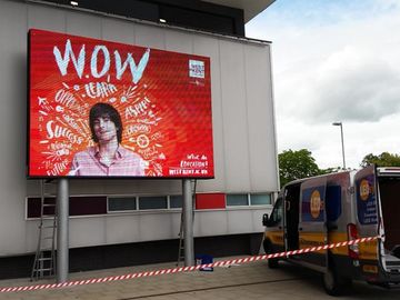 Wyrzutniczy ekran aluminiowy Żelazne pudełko / Wynajem komercyjny wolno stojący zewnętrzny pełnokolorowy ekran LED do reklamy ulicznej i supermarketowej