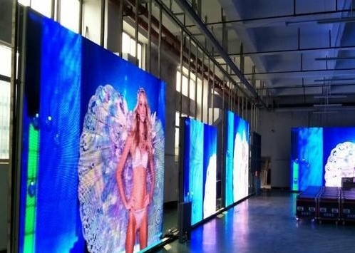 Ultra HD Mały rozmiar Duży elastyczny ekran LED bez mozaiki P2.5 zewnętrzny, tablice reklamowe LED