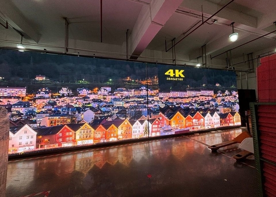 Wydrukowany ekran aluminiowy Wnętrze HD Reklama wideo dla stacji Ślub Kościół 9500K P4.81 Przejrzysty ekran LED
