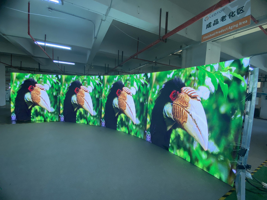 640*640MM Rozmiar szafy GOB LED Display Kompozycja pikseli 1R1G1B i jasność 1500 bitów dla lepszej wydajności