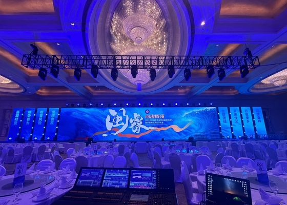 Ekrany do wynajmu z aluminium odlewanego na maskę Ceny fabryczne Uniwersalne ekrany HD LED do sal konferencyjnych, kościołów i ślubów