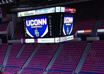 Odlewane ciśnieniowo aluminiowe obudowy Wodoodporny COB P0.9 Stadionowy wyświetlacz LED Ultra HD 40*20 Rozdzielczość