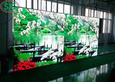Ekran P5 SMD LED w pomieszczeniach wewnętrznych, zamocowany w stalowej szafce o gęstości 40 000 kropek na m2