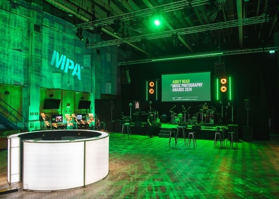 China Wysokiej Jakości Led Video Wall P3.91 Wewnętrzny Skrzyżowany Ekran Do Supermarketu