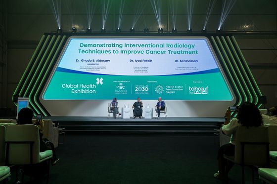 Niestandardowy stacjonarny ekran LED SMD w pomieszczeniach, 2500nits Jasność w pomieszczeniach w pełnym kolorze