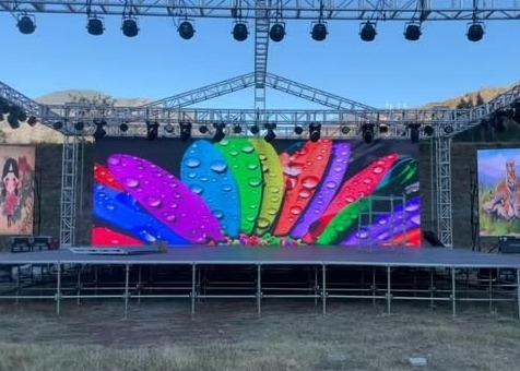 P2.5 Zewnętrzny ekran LED w pełnym kolorze o wysokiej rozdzielczości 160000 pixelów Gęstość 640*640MM Rozmiar pudełka
