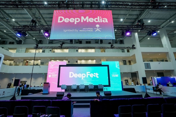 Full Color Tube Chip Fine Pitch Led Display o gęstości 640000 punktów/m2 i wysokiej jasności 1000CD/SQM