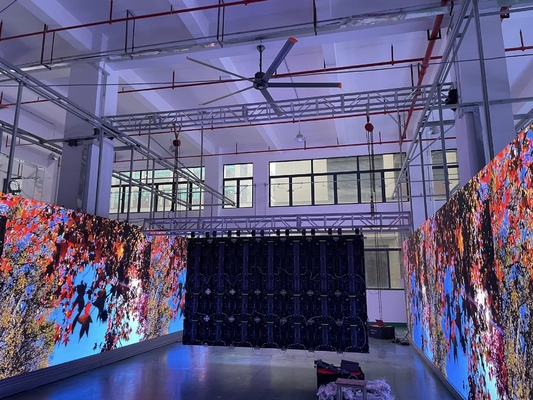 Wewnętrzny pełnokolorowy wyświetlacz LED P4 HD Skrzywiona ściana wideo 62500/m2 RGB 3 w 1 24 miesiące Zaprojektowany na zamówienie i konkurencyjny
