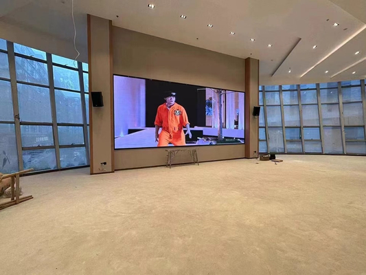 Wewnętrzny pełnokolorowy wyświetlacz LED P4 HD Skrzywiona ściana wideo 62500/m2 RGB 3 w 1 24 miesiące Zaprojektowany na zamówienie i konkurencyjny