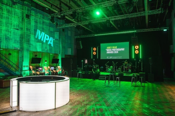 Wynajem pełnobarwny wywieszony wyświetlacz LED P8 zewnętrzny wodoodporny IP65 DC5V 32 * 16 rozdzielczość