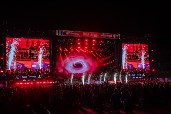 Zwiększ swoje doświadczenie projekcji z projektorem LED RGB -12/50 Temperatura i rozdzielczość wyświetlacza 43222 kropki/m2