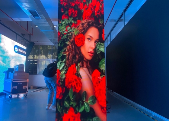 Plakat Ekran Reklamowy Wyrównany Wyświetlacz P2.5 Mały rozmiar Smart Indoor 1R1G1B HD LED Screen