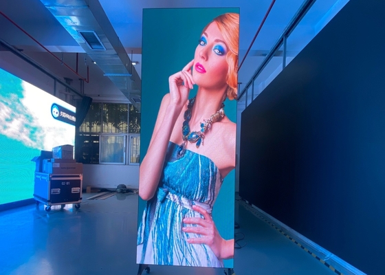 Plakat Ekran Reklamowy Wyrównany Wyświetlacz P2.5 Mały rozmiar Smart Indoor 1R1G1B HD LED Screen