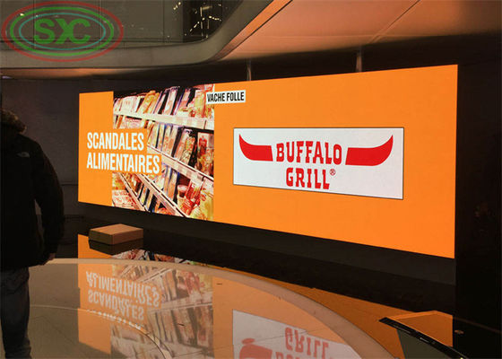 Wewnętrzny, pełnokolorowy wyświetlacz LED z diodami SMD 3-w-1 2121, zapewniający żywe obrazy i wydajność w różnych środowiskach wewnętrznych