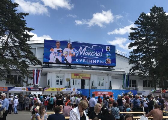Dobra cena P10 ip65 wodoodporny zewnętrzny pełnokolorowy ekran LED panel LED 8000 jasności billboard w Internecie