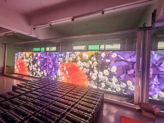 Wewnętrzny pełnokolorowy wyświetlacz LED p2.5 z kompaktową obudową i wysoką gęstością pikseli do szczegółowych prezentacji wizualnych w pomieszczeniach