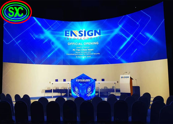 Wnętrze/Wydrzew Reklama Skrzywiony ekran LED Ekran IP34 3,91 mm Pixel Pitch skrzywiony wyświetlacz LED