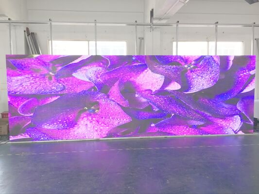 Wynajem ekranów LED scenicznych P3.91 / P4.81 500 szafka Kolorowy panel wyświetlacza LED Wysoka częstotliwość odświeżania 3840 Hz z krzywizną