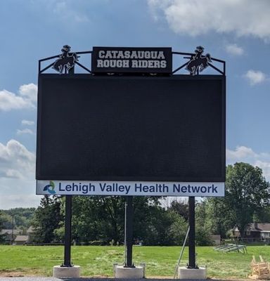 Zewnętrzny pełnokolorowy wyświetlacz LED o kącie widzenia 120° i 10- lub 14-bitowym przetwarzaniu sygnału P6 2020 6mm 27778 pikseli/m2