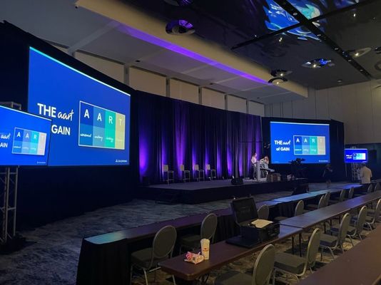 LED Video TV Wall P3.91 Wewnętrzny pełnokolorowy, przejrzysty wyświetlacz sygnalizacji cyfrowej P2.5 Panel LED 4K