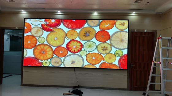 Wnętrzny pełnokolorowy wyświetlacz LED Technologia SMD P3 3840Hz Wysokie odświeżenie 111111 pikseli/m2 i 900cd/m2 Jasność równowagi białego