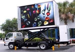 Bezgłośny Slim Outdoor Pełny Kolor Kolorowy wyświetlacz LED Hd / Lifting Square Led Van Screens Ściana