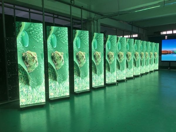 Rozmiar ekranu 680x2000mm Ekran plakatu LED z konfiguracją koloru 1R1G1B i rozmiarem modułu 320x160mm