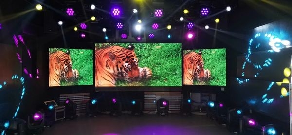 Stacjonarny ekran LED w pełnym kolorze w pomieszczeniach P2.5, p3 ekran LED, 3840hz częstotliwość odświeżania, jasność 1000 nit