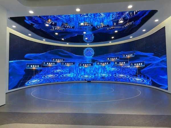 Ekran LED w pełnym kolorze w pomieszczeniach z maksymalnym zużyciem energii 680 W/m2 i średnim zużyciem energii 300 W/m2