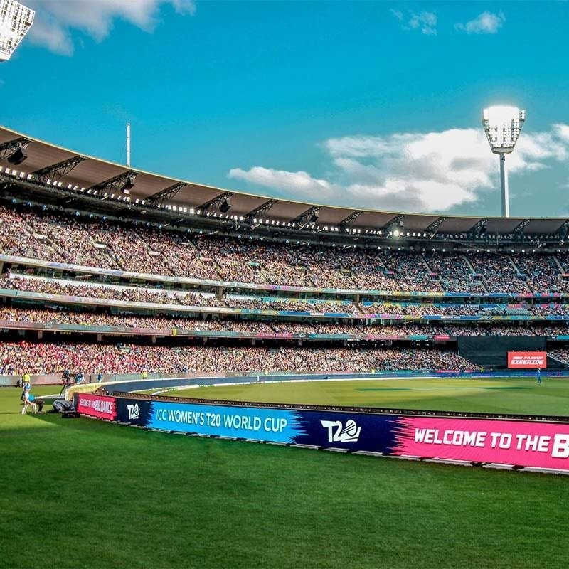 Doświadcz najlepszych tablic wyników LED na stadionach sportowych. Częstotliwość odświeżania 60 Hz, rozdzielczość pikseli 40000 pikseli/mkw.