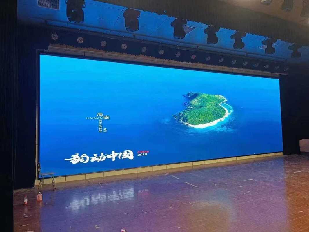 Wewnętrzny pełnokolorowy wyświetlacz LED oferujący wysokie częstotliwości odświeżania 3840 Hz dla płynnego wyświetlania wideo bez migotania