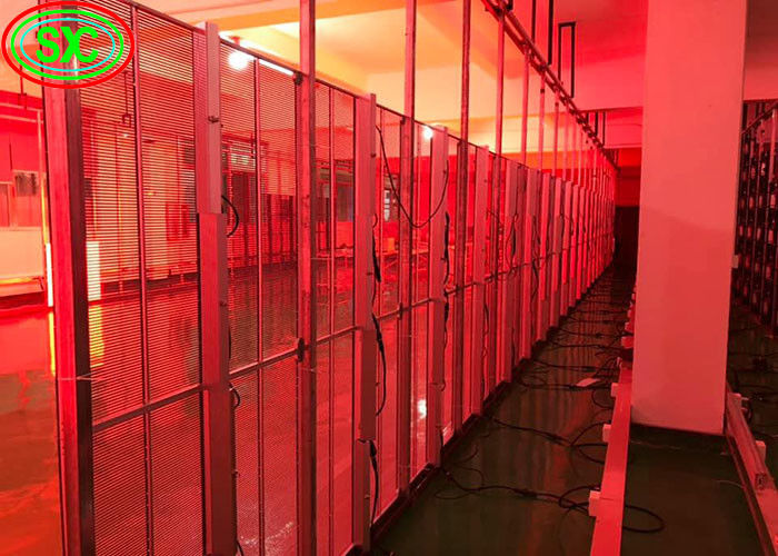 Przejrzysty ekran LED w pomieszczeniach wewnętrznych P3.9-7.8 W pełni kolorowy SMD z zakrzywioną ścianą LED Video Glass For Showcase
