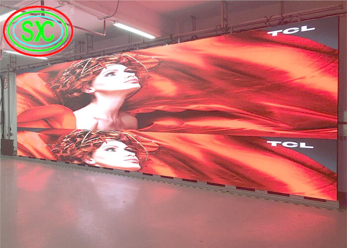 Sklep odzieżowy P2.5 Plakat Lustro Wewnętrzne pełnobarwne LED 192mm X 192mm pełnobarwne wyświetlacze LED