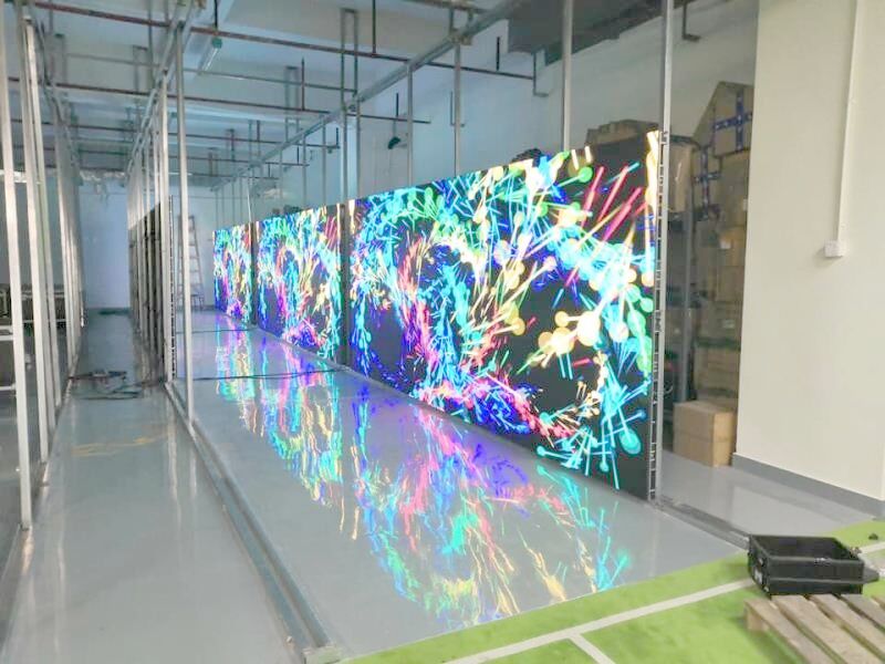 2000 cd / m2 Jasność Przejrzysty ekran LED, pełnobarwne billboardy reklamowe LED