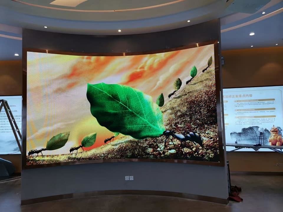 Wynajem kryty wyświetlacz LED P2.5 Odlewanie ciśnieniowe Szafka magnezowa 640 * 640 mm Ekran LED o bardzo wysokiej rozdzielczości do wizualnej sceny