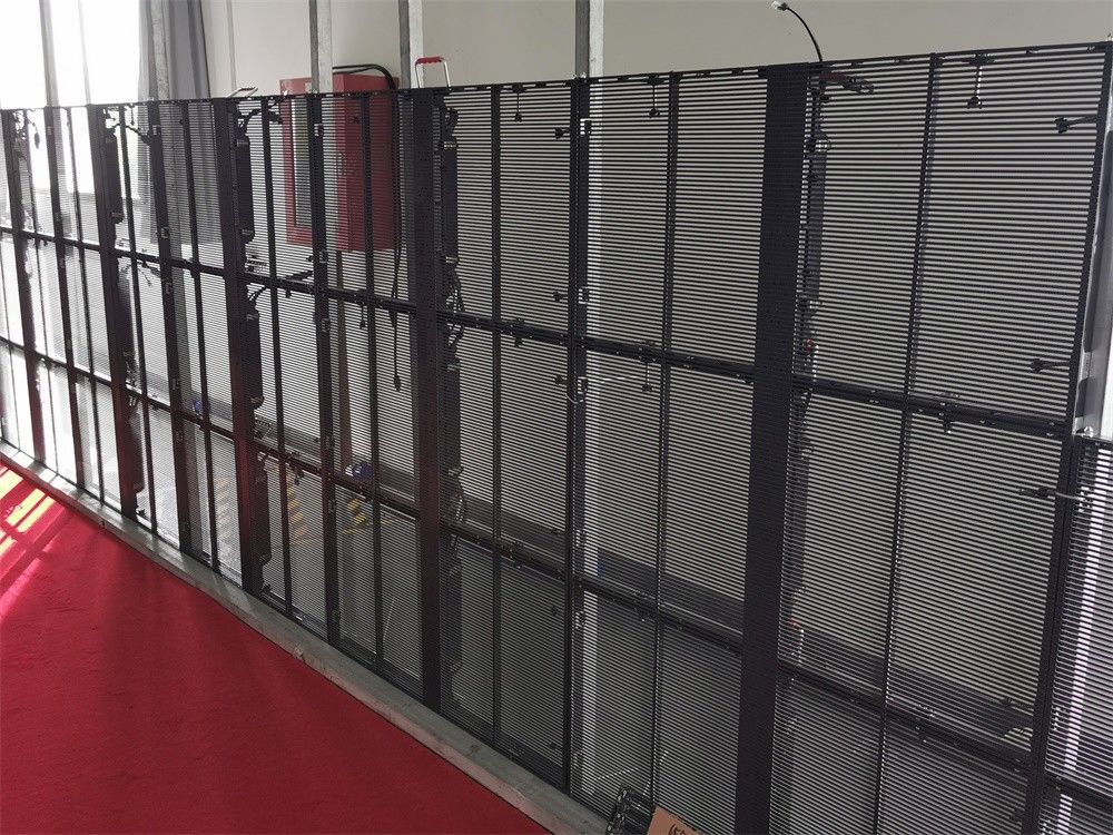 Centrum handlowe Moda w pełnym kolorze P3.91-7.82 Przejrzysty ekran LED Szklane zasłony ścienne