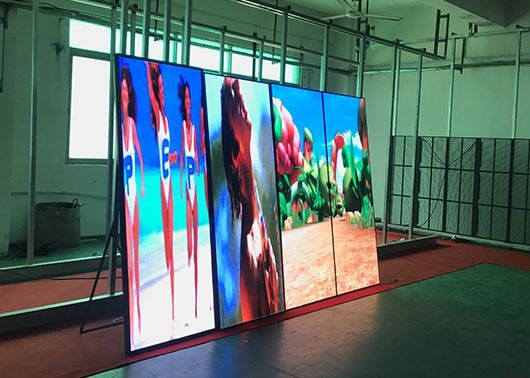 Dobra cena P2mm Pitch LED Poster Display z chipami SMD2121 i lekkim materiałem aluminiowym w Internecie