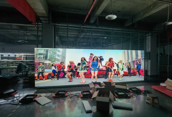 Dobra cena P3 Wewnętrzne wypożyczalnie pudełko LED pełnobarwny ekran SMD 160.000 kropek / Sq.Ft. Jasność nadaje się do koncertów / scen w Internecie