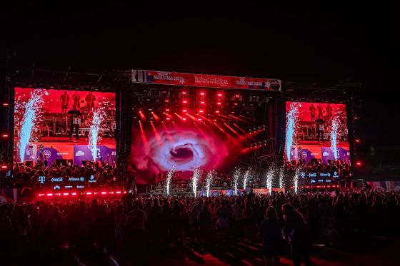 Dobra cena Zwiększ swoje doświadczenie projekcji z projektorem LED RGB -12/50 Temperatura i rozdzielczość wyświetlacza 43222 kropki/m2 w Internecie