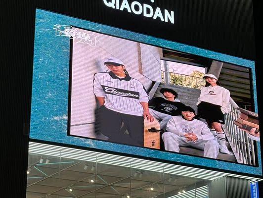 Trwały wyświetlacz LED RGB -12/50 Temperatura pracy o jasności 5500 i zużycie energii 900w/m2-600w/m2