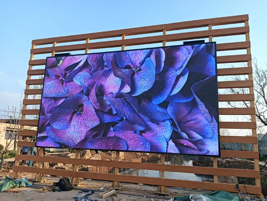 Wysoka jasność P6 Ekran LED zewnętrzny Tablica reklamowa 960x960mm Żelazna szafa i 3840hz częstotliwość odświeżania