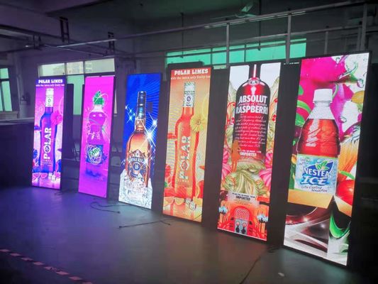 Dobra cena Plakat 1500 nitów Wewnętrzny billboard LED Ultra cienki lekki ekran reklamowy w Internecie