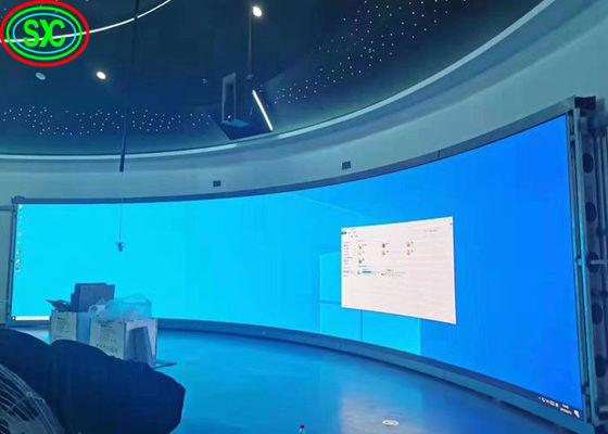 Zakrzywiony, kolorowy wyświetlacz LED Full Definition P3.91 z regulowanym kątem nachylenia