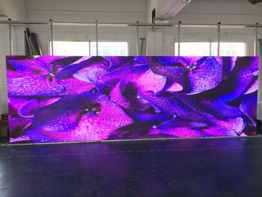 Wynajem ekranów LED scenicznych P3.91 / P4.81 500 szafka Kolorowy panel wyświetlacza LED Wysoka częstotliwość odświeżania 3840 Hz z krzywizną